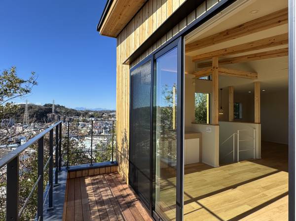 高台からは青空と街並みを一望します