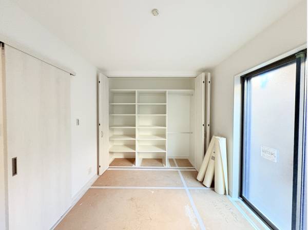 主寝室、収納豊富な６．０帖