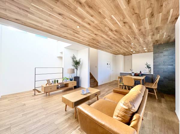 木目天井が温かみを感じるナチュラルモダンなデザイン