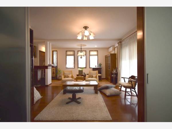 落ちついた色調のリビングにはテラコッタを敷いたインナーテラス付き