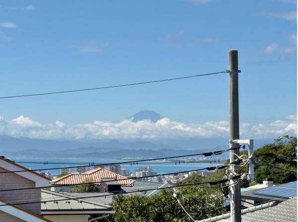 青空と海の上に浮かぶ雄大な富士山を遠望するロケーション！