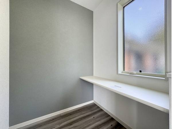 LDKの傍らにはカウンターを配した書斎スペースがあります