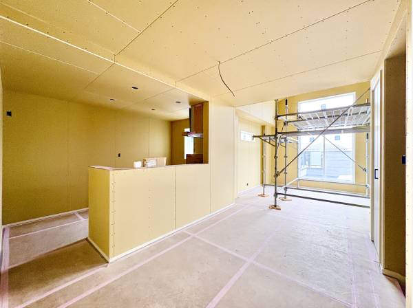 お子様と一緒に準備や片付けが出来る大きさのキッチン