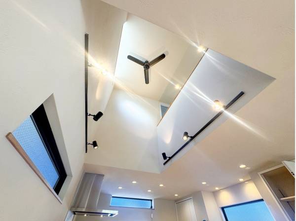 吹抜けの先で優雅に回るシーリングファンが家中に風を巡らせます