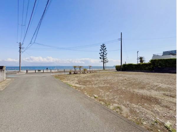 県道沿いで視認性が良く店舗用地としてもご検討いただけます。