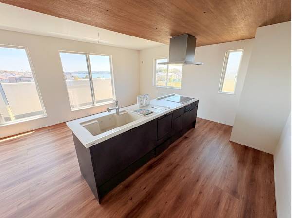 お洒落なアイランドキッチンを採用