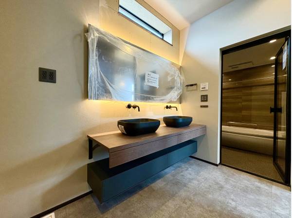 ダブルボウルのオシャレなパウダールーム！