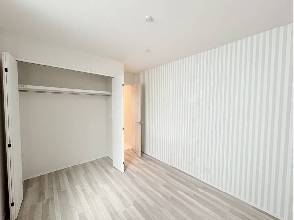 アクセントクロスがお洒落な洋室です。