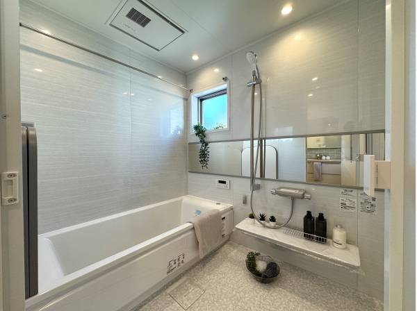 小窓が付いた浴室はゆったり１日の疲れを癒せます