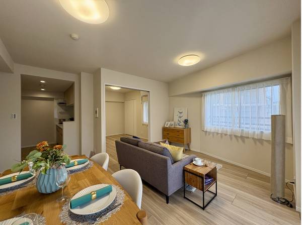 窓が多く開放的なLDK