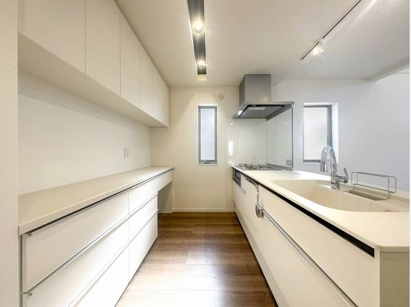 キッチンはカップボードやパントリーなどたっぷりの収納力が頼もしい！