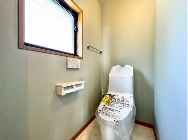 トイレは1階と2階にございます。それぞれ新規リフォーム済み