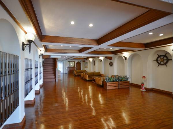 クラシカルな雰囲気の中にマリンテイストが彩るエントランスロビー