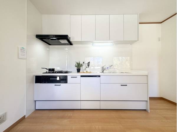新規設置されたぴかぴかのホワイトキッチン