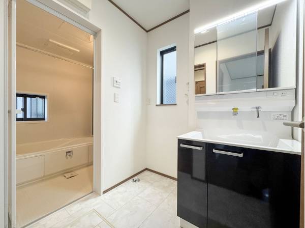 玄関を入ってすぐに洗面室がある海街らしい間取り