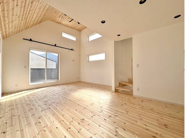 天井高で明るく開放的なリビングは温もりを感じます。