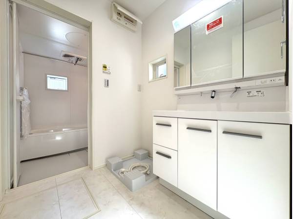 清潔な洗面台と、家事動線の良い水回り。