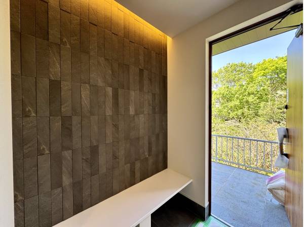 玄関ドアを開けると緑が広がる心地良い空間