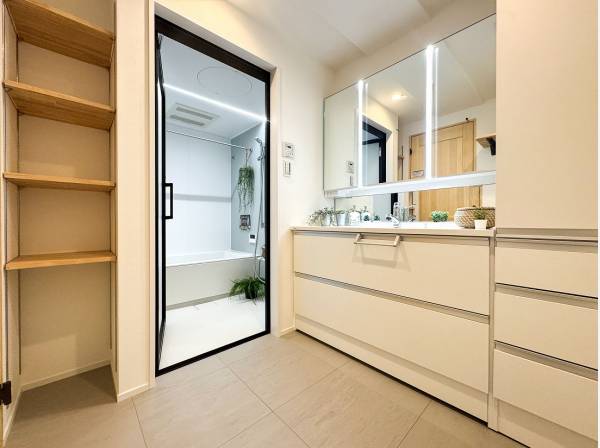 収納たっぷりで使いやすそうなパウダールーム