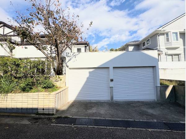 電動シャッター付きガレージ2台分