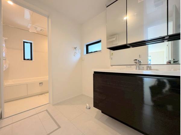 広々としたパウダールーム、シックなデザインで落ち着いた雰囲気に