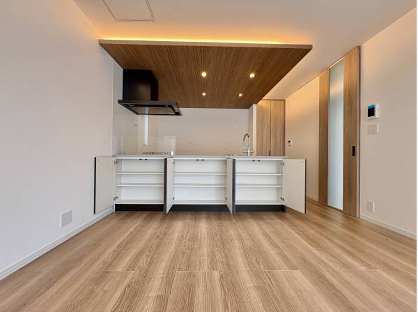 キッチンの背面は大容量の収納になっております