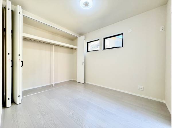 居室は1階に2つ、サービスルーム（約5帖）が1つございます。