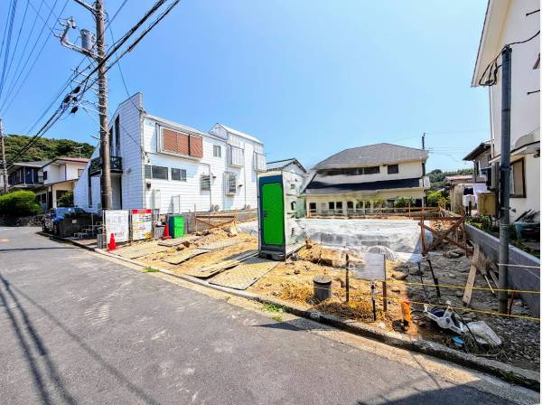 前面道路は約6mの幅員、広々としておりアクセスもしやすいです