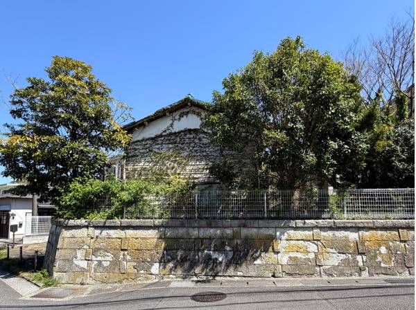 ゆとりある広さの前面道路でさらに開放的！