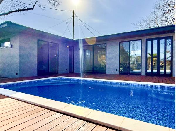 中庭部分にウッドデッキとプールがあり、リビングや浴室から出入り出来ます