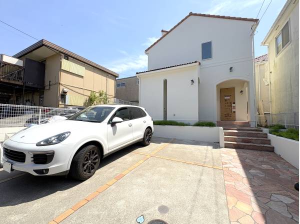 約６６坪のゆとりある敷地。カースペースは３台分