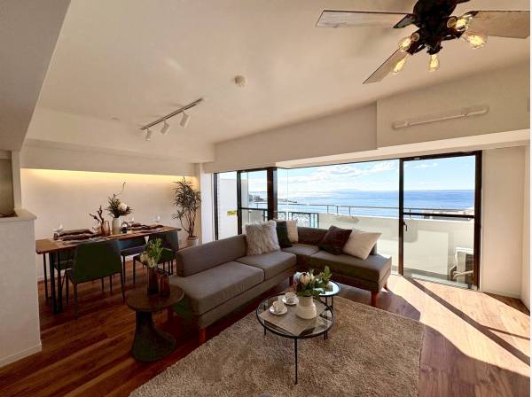 フローリングやクロスも一新されています。