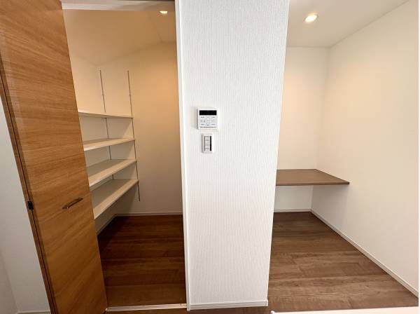 パントリーとカウンターが生活動線を整える心強いスペースです