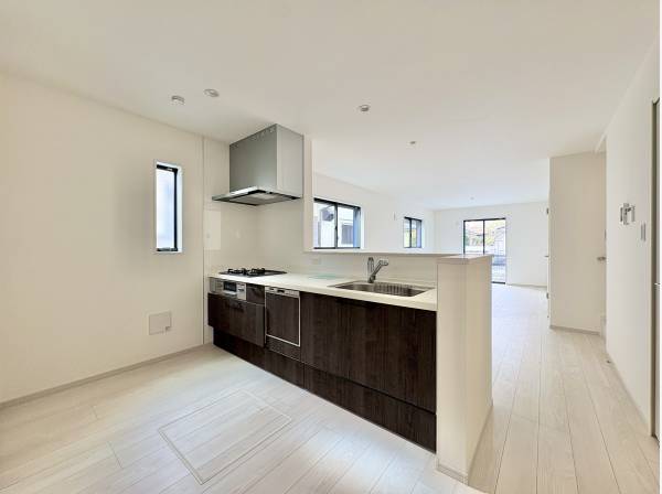 リビングで遊ぶ子様を見守りながらキッチンに立てます。