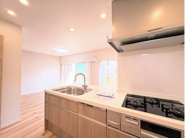 部屋を見渡す対面式キッチン