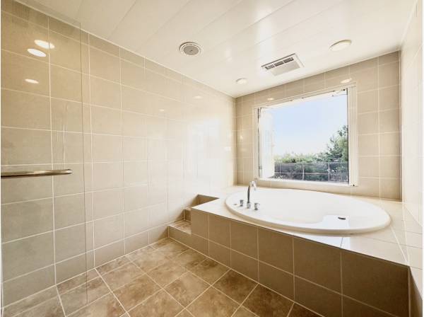 海を眺めながらくつろぐジャグジーバス