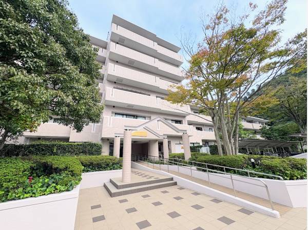 葉山らしさのあるマンション外観です