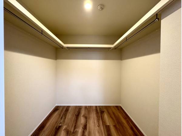 収納たっぷりのウォークインクローゼット