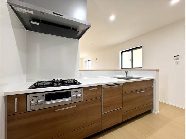 対面式システムキッチンは食洗機と浄水器付き