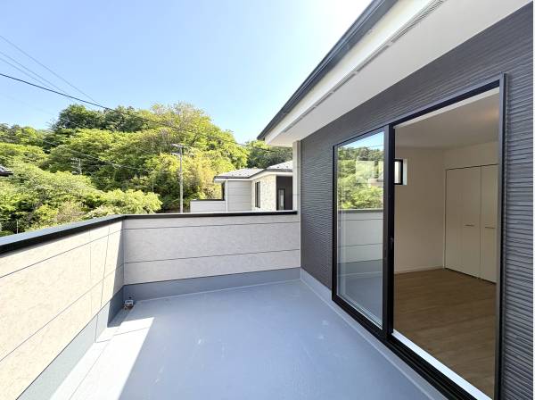 緑に囲まれたワイドバルコニーは多目的にご利用いただけます。