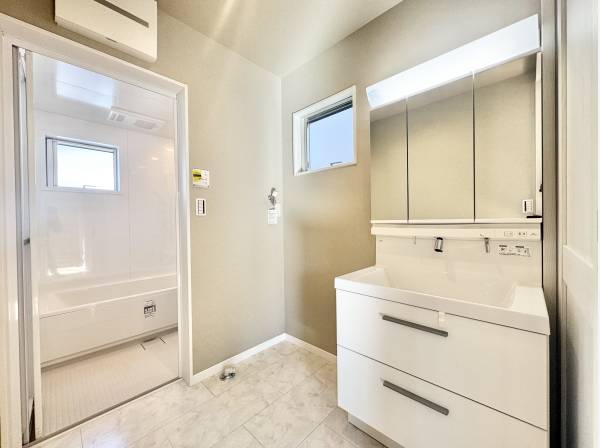 清潔感と収納力を両立。朝の支度がスムーズになる洗面室。
