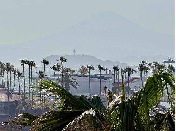 江ノ島の先に富士山を望むココだけの景色