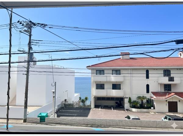 バルコニーからは海が見えます。