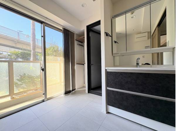 サニタリールームとバスルームにも日が当たる設計になっています