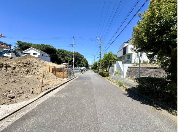 前面道路はゆとりある幅