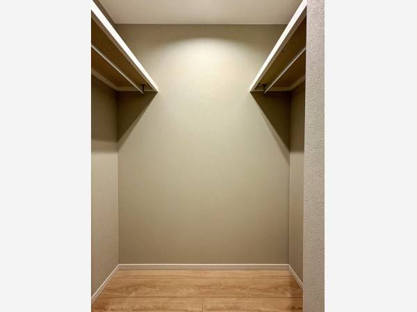 リビング前には大型ファミリークローゼットを完備