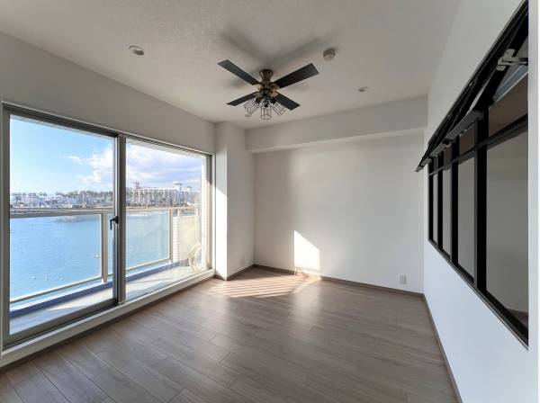 L字型に突き出た奥行きのあるバルコニーが寄り添います