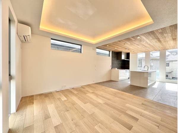 折上天井と間接照明が演出する上質なLDK空間。