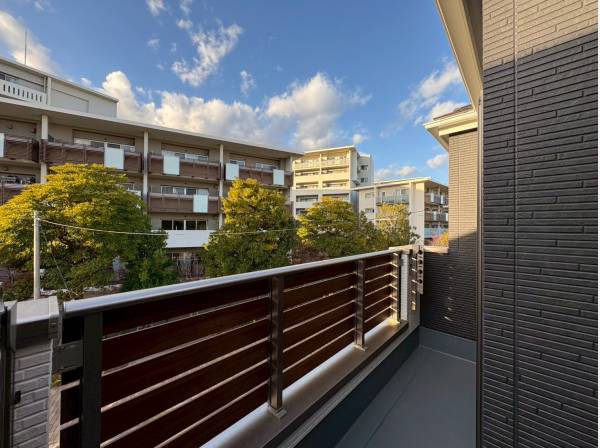 バルコニーは広々としており2部屋から出ることができます