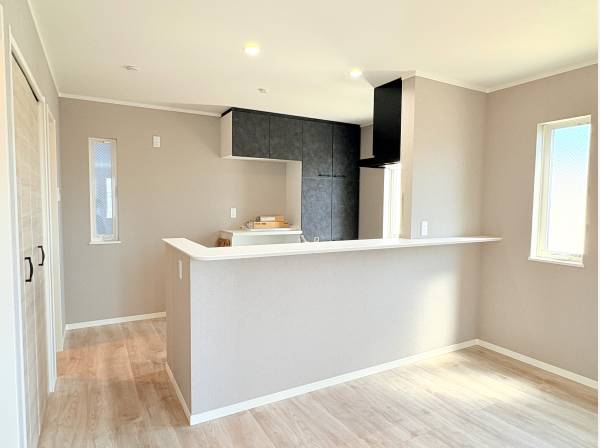 カフェ風のシックな対面式キッチン